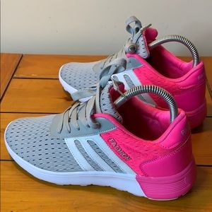 Women’s off brand athletic shoe sz 7